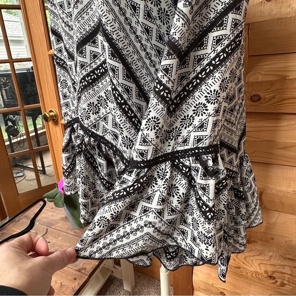 ABOUT A GIRL Black & White Chevron Graphic Asymmetrical Long Sleeve Blouse Sz L - Picture 5 of 13